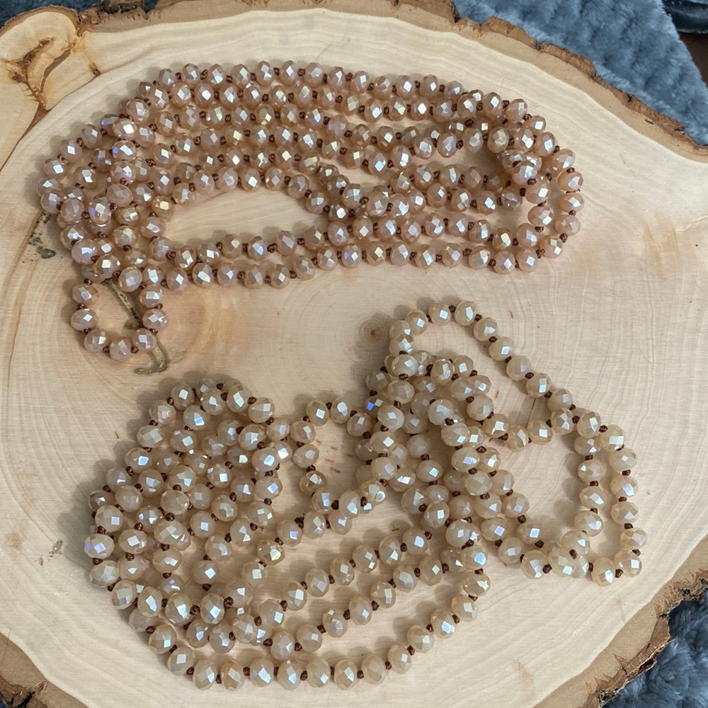 Long knotted crystal necklace nude